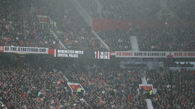 Viral! Atap Bocor di Old Trafford Saat Hujan Deras, Penonton Kebasahan