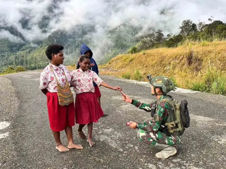 Viral, Prajurit TNI Bantu Murid di Papua Yang Sekolah Tanpa Alas Kaki